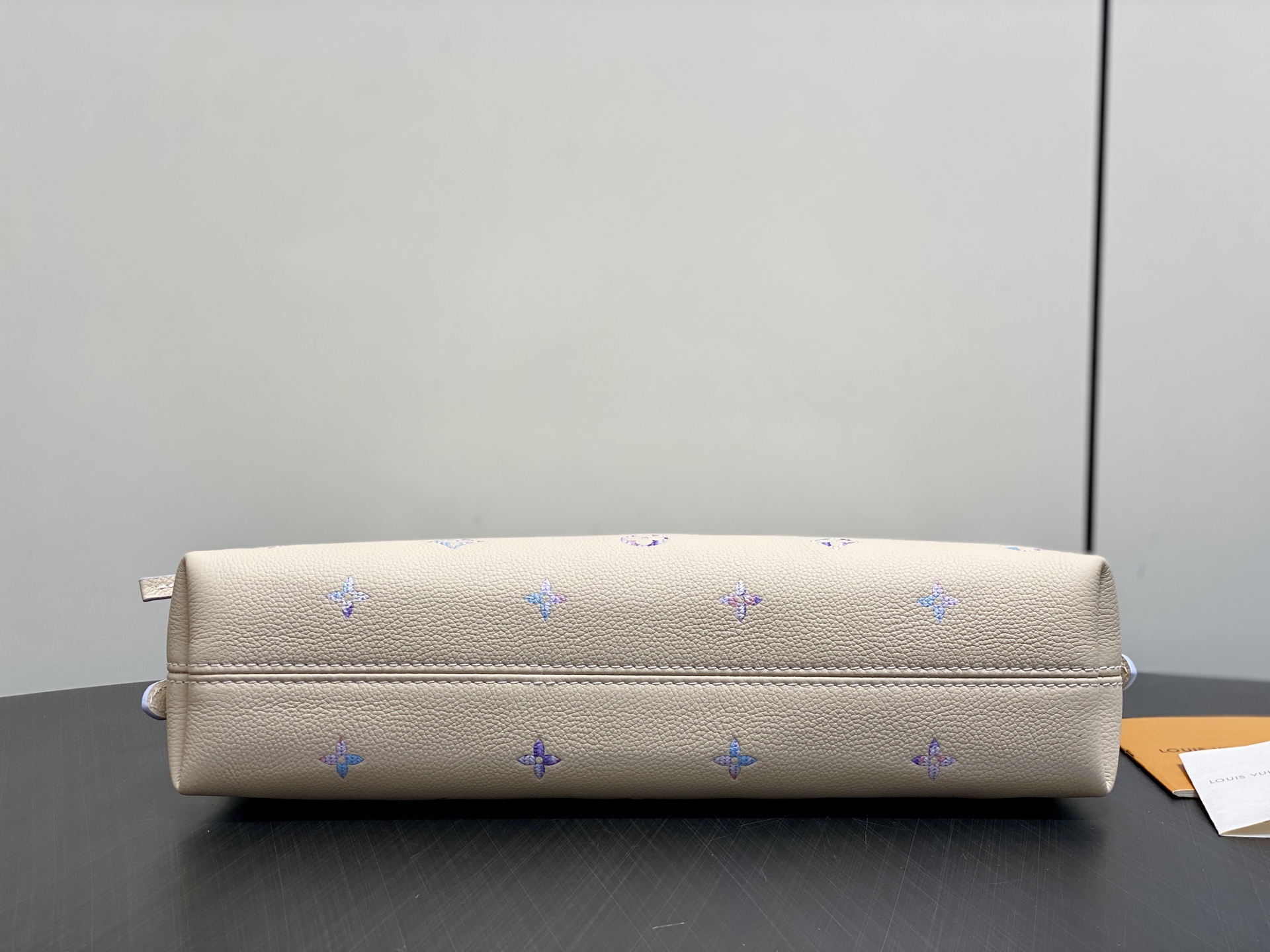 【顶级原单】M2A369米白幻彩紫 全皮压花购物袋 CarryAll 手袋 本款以典雅横向构型演绎 Monogram E 【顶级原单】M2A369米白幻彩紫 全皮压花购物袋 CarryAll 手袋 本款以典雅横向构型演绎 Monogram E