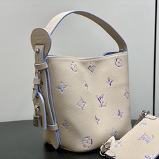 【顶级原单】M29835米白幻彩紫 全皮压花水桶包 ALL IN BB 手袋 本款 All In BB 手袋以经典 Mo 【顶级原单】M29835米白幻彩紫 全皮压花水桶包 ALL IN BB 手袋 本款 All In BB 手袋以经典 Mo
