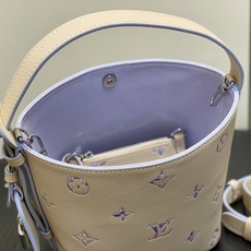 【顶级原单】M29835米白幻彩紫 全皮压花水桶包 ALL IN BB 手袋 本款 All In BB 手袋以经典 Mo 【顶级原单】M29835米白幻彩紫 全皮压花水桶包 ALL IN BB 手袋 本款 All In BB 手袋以经典 Mo