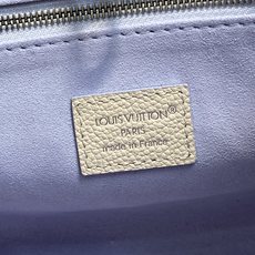 【顶级原单】M29976米白幻彩紫 全皮压花四方包 OnTheGo 小号手袋 邂逅典雅 Link 标识,以别致色调轻松 【顶级原单】M29976米白幻彩紫 全皮压花四方包 OnTheGo 小号手袋 邂逅典雅 Link 标识,以别致色调轻松