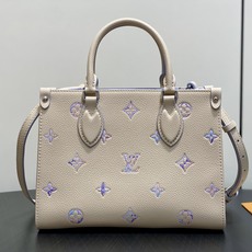 【顶级原单】M29976米白幻彩紫 全皮压花四方包 OnTheGo 小号手袋 邂逅典雅 Link 标识,以别致色调轻松 【顶级原单】M29976米白幻彩紫 全皮压花四方包 OnTheGo 小号手袋 邂逅典雅 Link 标识,以别致色调轻松