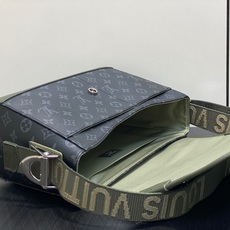 【顶级原单】M28629黑花/绿色 男包斜挎包邮差包 COURRIER 邮差包 本款 Courrier 邮差包采用 Mo 【顶级原单】M28629黑花/绿色 男包斜挎包邮差包 COURRIER 邮差包 本款 Courrier 邮差包采用 Mo
