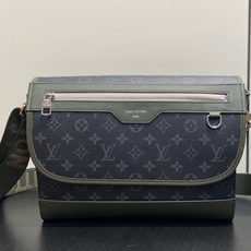 【顶级原单】M28629黑花/绿色 男包斜挎包邮差包 COURRIER 邮差包 本款 Courrier 邮差包采用 Mo 【顶级原单】M28629黑花/绿色 男包斜挎包邮差包 COURRIER 邮差包 本款 Courrier 邮差包采用 Mo