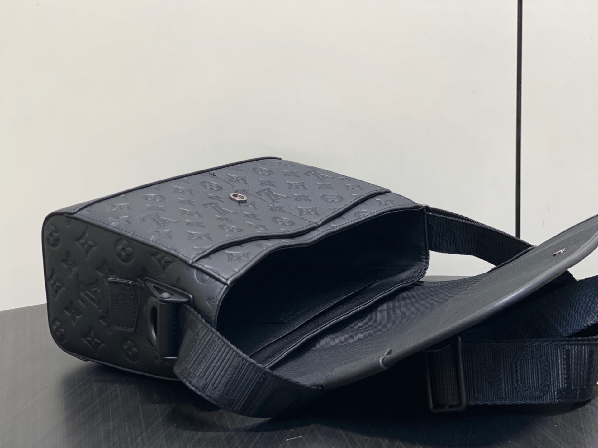 【顶级原单】M28781黑色 全皮压花男包斜挎包邮差包 COURRIER 邮差包 Courrier 邮差包脱胎于经典邮政 【顶级原单】M28781黑色 全皮压花男包斜挎包邮差包 COURRIER 邮差包 Courrier 邮差包脱胎于经典邮政