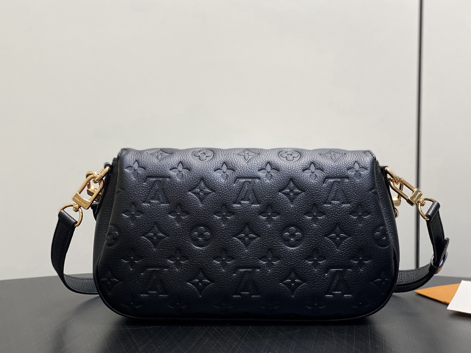 【顶级原单】M29783黑色 全皮压花腋下包 邮差包 POCHETTE MÉTIS SOFT 手袋 本款 Pochett