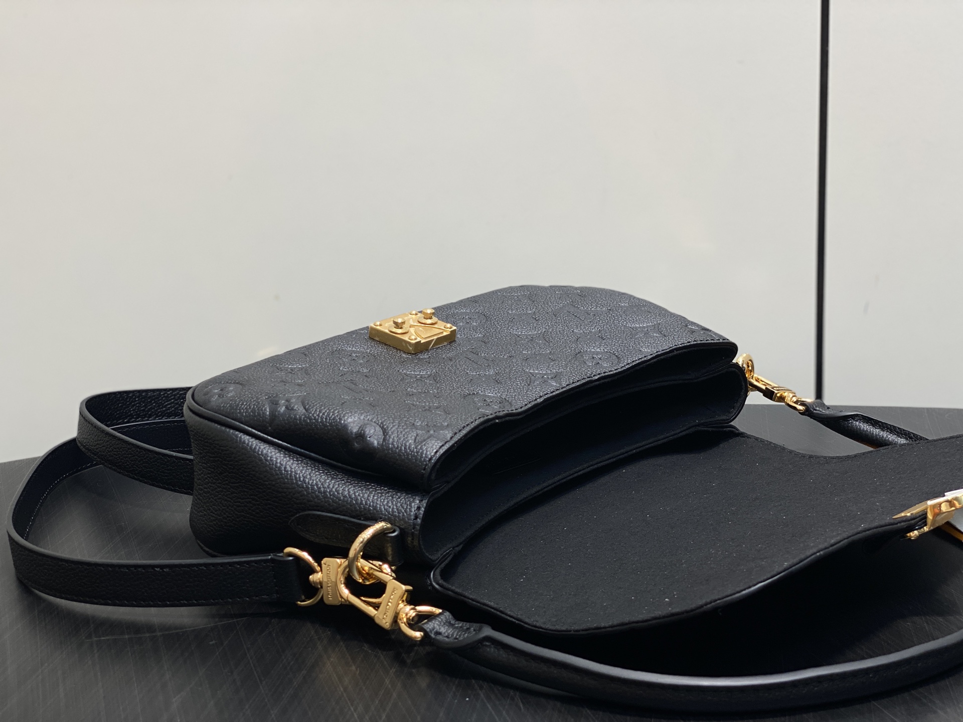 【顶级原单】M29783黑色 全皮压花腋下包 邮差包 POCHETTE MÉTIS SOFT 手袋 本款 Pochett