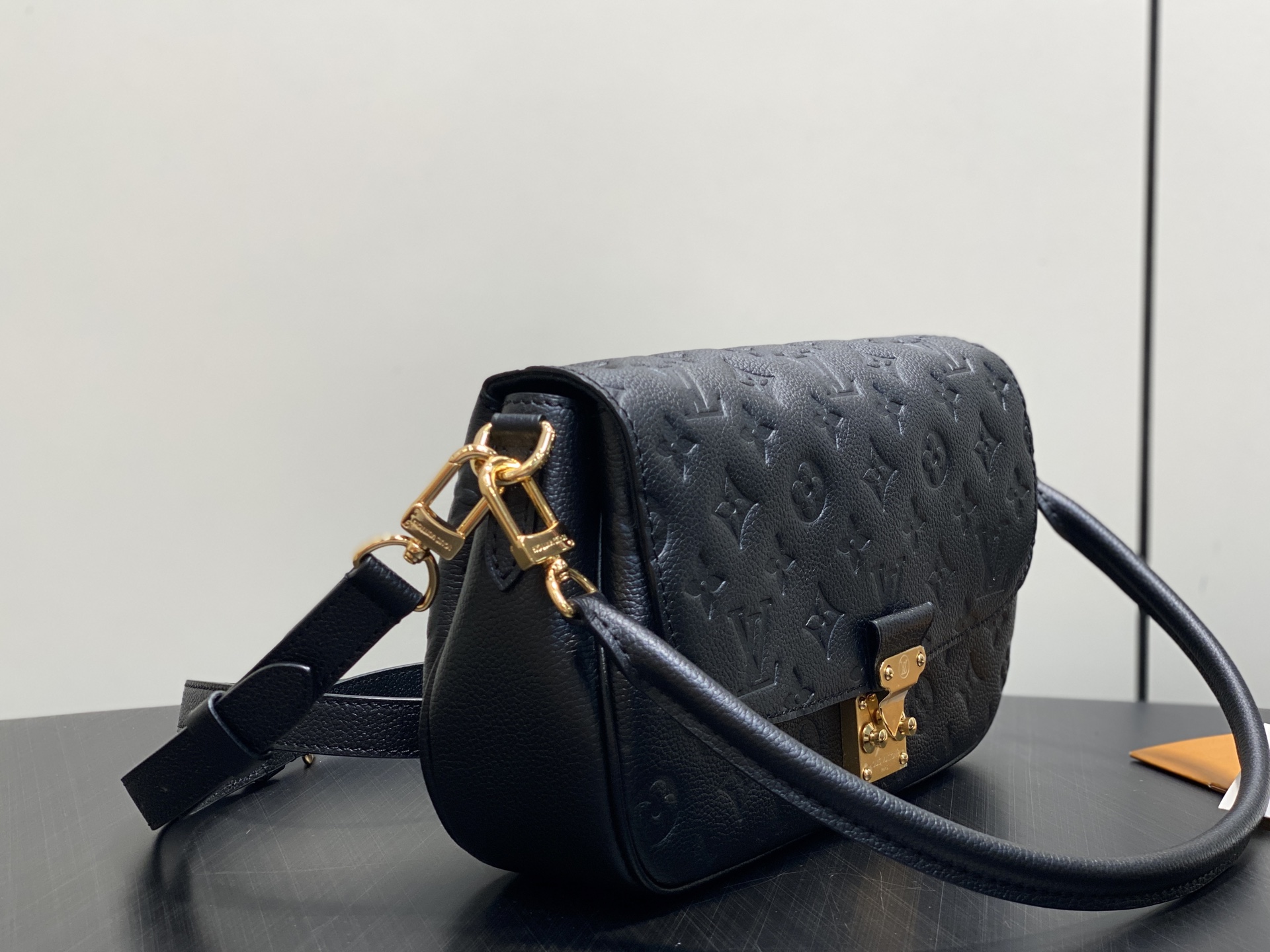 【顶级原单】M29783黑色 全皮压花腋下包 邮差包 POCHETTE MÉTIS SOFT 手袋 本款 Pochett