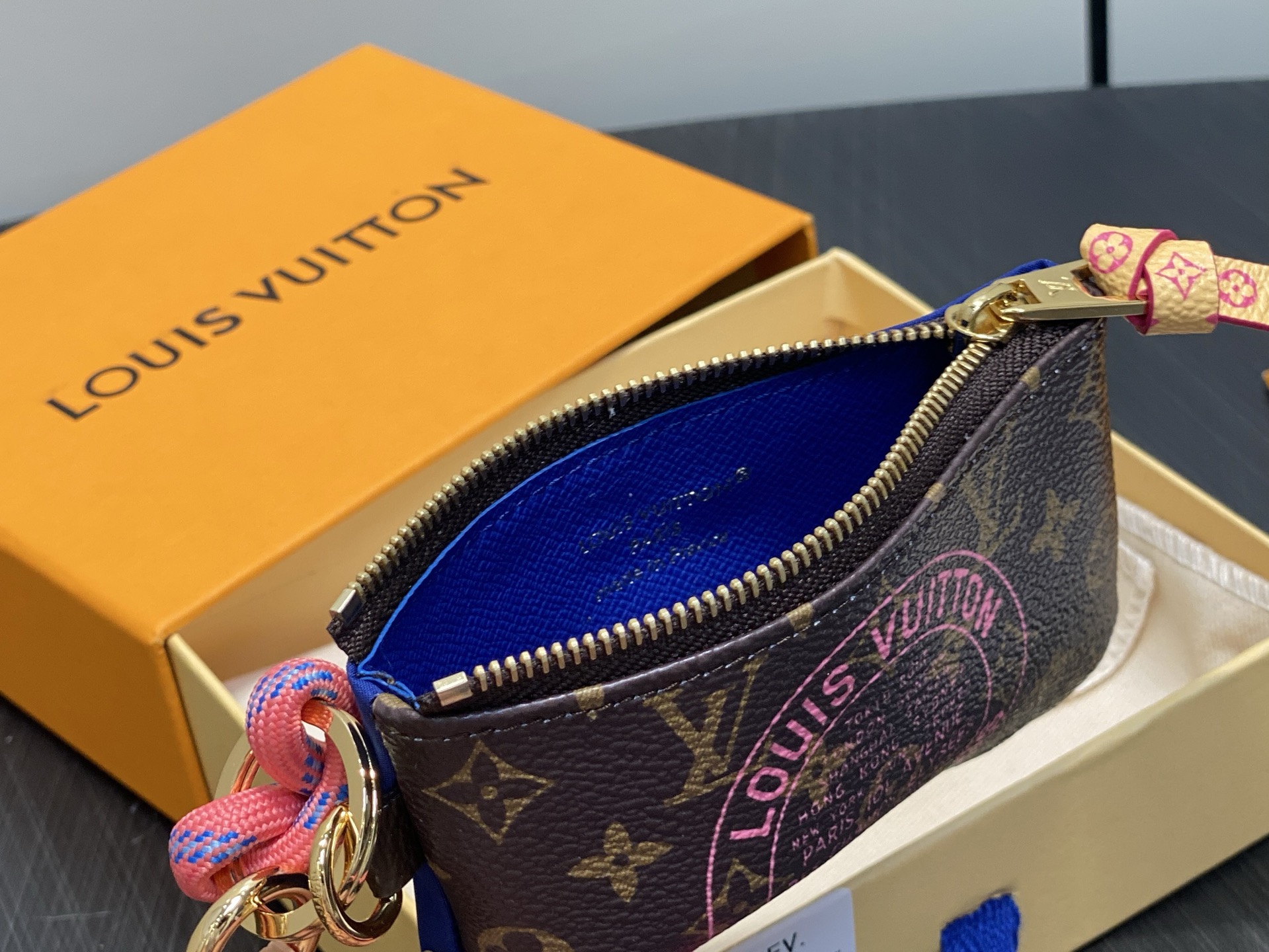 【顶级原单】M28125老花 手机挂饰零钱包 Paris A Velo 系列以标志性 Monogram 帆布与撞色织物打
