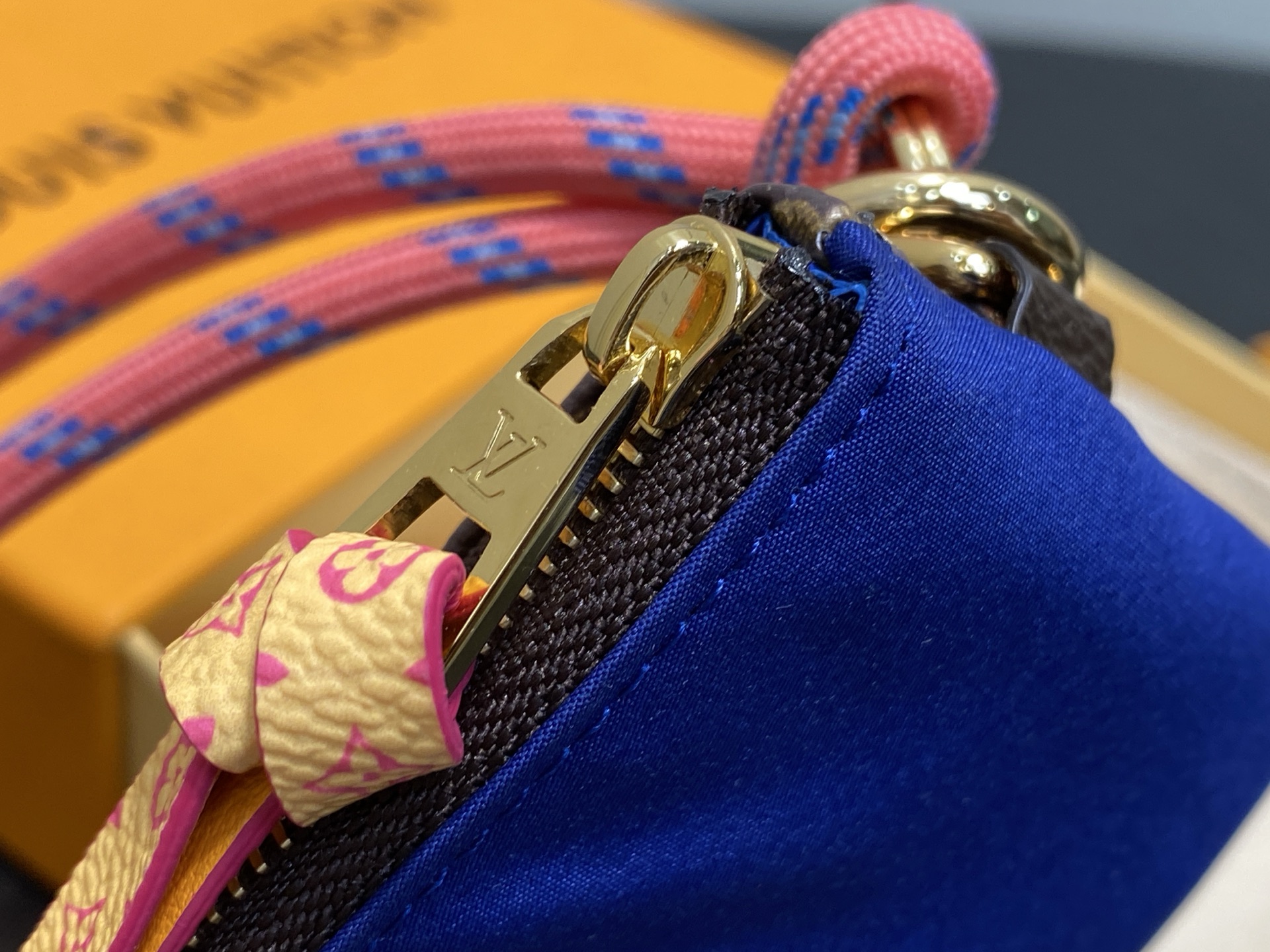 【顶级原单】M28125老花 手机挂饰零钱包 Paris A Velo 系列以标志性 Monogram 帆布与撞色织物打
