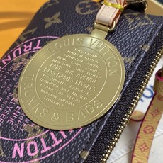 【顶级原单】M28125老花 手机挂饰零钱包 Paris A Velo 系列以标志性 Monogram 帆布与撞色织物打 【顶级原单】M28125老花 手机挂饰零钱包 Paris A Velo 系列以标志性 Monogram 帆布与撞色织物打