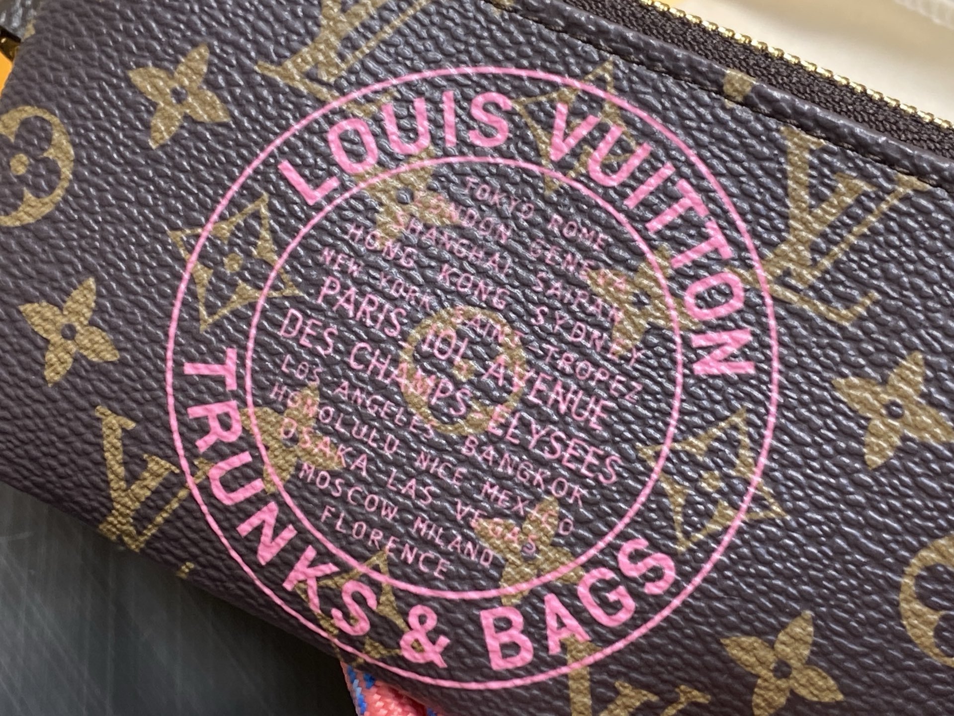 【顶级原单】M28125老花 手机挂饰零钱包 Paris A Velo 系列以标志性 Monogram 帆布与撞色织物打