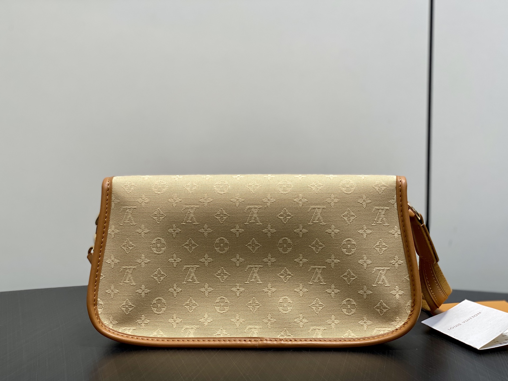 【顶级原单】M92694姜黄色 中古丹宁牛仔法棍腋下包元宝包 Vintage lv 手袋 取材 Monogram 棉质丹 【顶级原单】M92694姜黄色 中古丹宁牛仔法棍腋下包元宝包 Vintage lv 手袋 取材 Monogram 棉质丹