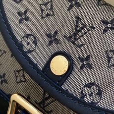【顶级原单】M92690蓝白色 中古丹宁牛仔法棍腋下包元宝包 Vintage lv 手袋 取材 Monogram 棉质丹 【顶级原单】M92690蓝白色 中古丹宁牛仔法棍腋下包元宝包 Vintage lv 手袋 取材 Monogram 棉质丹