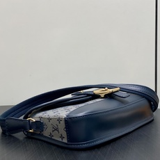 【顶级原单】M92690蓝白色 中古丹宁牛仔法棍腋下包元宝包 Vintage lv 手袋 取材 Monogram 棉质丹 【顶级原单】M92690蓝白色 中古丹宁牛仔法棍腋下包元宝包 Vintage lv 手袋 取材 Monogram 棉质丹