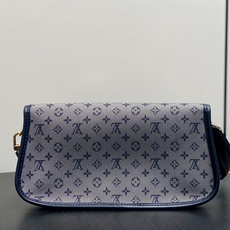【顶级原单】M92690蓝白色 中古丹宁牛仔法棍腋下包元宝包 Vintage lv 手袋 取材 Monogram 棉质丹 【顶级原单】M92690蓝白色 中古丹宁牛仔法棍腋下包元宝包 Vintage lv 手袋 取材 Monogram 棉质丹