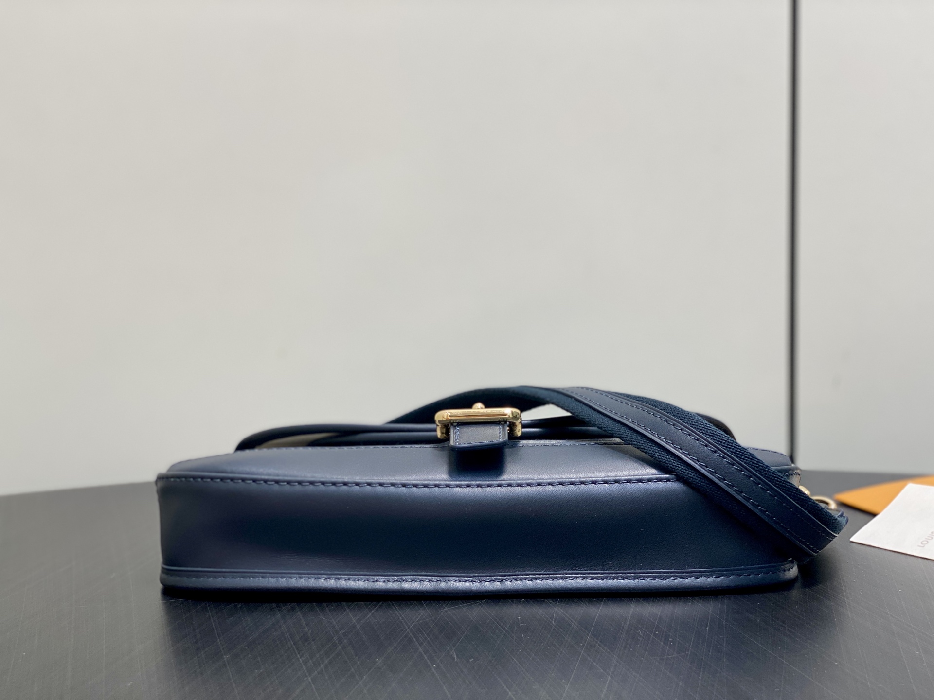 【顶级原单】M92690蓝白色 中古丹宁牛仔法棍腋下包元宝包 Vintage lv 手袋 取材 Monogram 棉质丹 【顶级原单】M92690蓝白色 中古丹宁牛仔法棍腋下包元宝包 Vintage lv 手袋 取材 Monogram 棉质丹