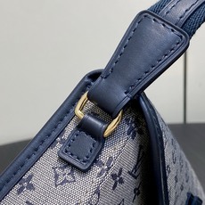 【顶级原单】M92690蓝白色 中古丹宁牛仔法棍腋下包元宝包 Vintage lv 手袋 取材 Monogram 棉质丹 【顶级原单】M92690蓝白色 中古丹宁牛仔法棍腋下包元宝包 Vintage lv 手袋 取材 Monogram 棉质丹