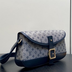 【顶级原单】M92690蓝白色 中古丹宁牛仔法棍腋下包元宝包 Vintage lv 手袋 取材 Monogram 棉质丹 【顶级原单】M92690蓝白色 中古丹宁牛仔法棍腋下包元宝包 Vintage lv 手袋 取材 Monogram 棉质丹