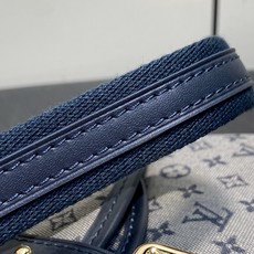 【顶级原单】M92690蓝白色 中古丹宁牛仔法棍腋下包元宝包 Vintage lv 手袋 取材 Monogram 棉质丹 【顶级原单】M92690蓝白色 中古丹宁牛仔法棍腋下包元宝包 Vintage lv 手袋 取材 Monogram 棉质丹