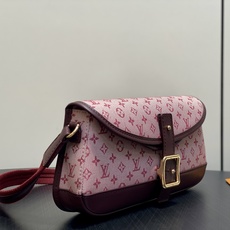 【顶级原单】M92691树莓粉 中古丹宁牛仔法棍腋下包元宝包 Vintage lv 手袋 取材 Monogram 棉质丹 【顶级原单】M92691树莓粉 中古丹宁牛仔法棍腋下包元宝包 Vintage lv 手袋 取材 Monogram 棉质丹