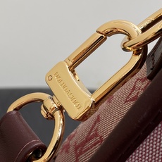 【顶级原单】M92691树莓粉 中古丹宁牛仔法棍腋下包元宝包 Vintage lv 手袋 取材 Monogram 棉质丹 【顶级原单】M92691树莓粉 中古丹宁牛仔法棍腋下包元宝包 Vintage lv 手袋 取材 Monogram 棉质丹