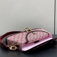 【顶级原单】M92691树莓粉 中古丹宁牛仔法棍腋下包元宝包 Vintage lv 手袋 取材 Monogram 棉质丹 【顶级原单】M92691树莓粉 中古丹宁牛仔法棍腋下包元宝包 Vintage lv 手袋 取材 Monogram 棉质丹