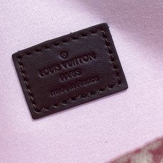 【顶级原单】M92691树莓粉 中古丹宁牛仔法棍腋下包元宝包 Vintage lv 手袋 取材 Monogram 棉质丹 【顶级原单】M92691树莓粉 中古丹宁牛仔法棍腋下包元宝包 Vintage lv 手袋 取材 Monogram 棉质丹