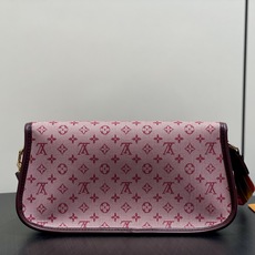 【顶级原单】M92691树莓粉 中古丹宁牛仔法棍腋下包元宝包 Vintage lv 手袋 取材 Monogram 棉质丹 【顶级原单】M92691树莓粉 中古丹宁牛仔法棍腋下包元宝包 Vintage lv 手袋 取材 Monogram 棉质丹