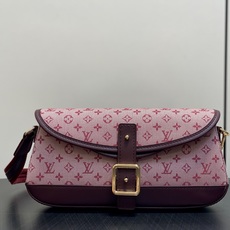 【顶级原单】M92691树莓粉 中古丹宁牛仔法棍腋下包元宝包 Vintage lv 手袋 取材 Monogram 棉质丹 【顶级原单】M92691树莓粉 中古丹宁牛仔法棍腋下包元宝包 Vintage lv 手袋 取材 Monogram 棉质丹