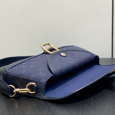 【顶级原单】M92692蓝色 中古丹宁牛仔法棍腋下包元宝包 Vintage lv 手袋 取材 Monogram 棉质丹宁 【顶级原单】M92692蓝色 中古丹宁牛仔法棍腋下包元宝包 Vintage lv 手袋 取材 Monogram 棉质丹宁