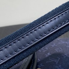 【顶级原单】M92692蓝色 中古丹宁牛仔法棍腋下包元宝包 Vintage lv 手袋 取材 Monogram 棉质丹宁 【顶级原单】M92692蓝色 中古丹宁牛仔法棍腋下包元宝包 Vintage lv 手袋 取材 Monogram 棉质丹宁
