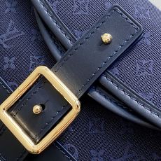 【顶级原单】M92692蓝色 中古丹宁牛仔法棍腋下包元宝包 Vintage lv 手袋 取材 Monogram 棉质丹宁 【顶级原单】M92692蓝色 中古丹宁牛仔法棍腋下包元宝包 Vintage lv 手袋 取材 Monogram 棉质丹宁