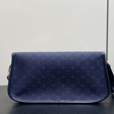 【顶级原单】M92692蓝色 中古丹宁牛仔法棍腋下包元宝包 Vintage lv 手袋 取材 Monogram 棉质丹宁 【顶级原单】M92692蓝色 中古丹宁牛仔法棍腋下包元宝包 Vintage lv 手袋 取材 Monogram 棉质丹宁