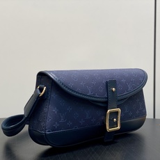 【顶级原单】M92692蓝色 中古丹宁牛仔法棍腋下包元宝包 Vintage lv 手袋 取材 Monogram 棉质丹宁 【顶级原单】M92692蓝色 中古丹宁牛仔法棍腋下包元宝包 Vintage lv 手袋 取材 Monogram 棉质丹宁
