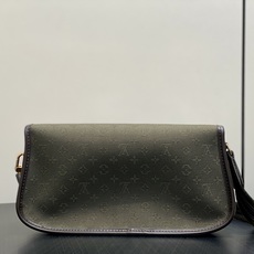 【顶级原单】M92693绿色 中古丹宁牛仔法棍腋下包元宝包 Vintage lv 手袋 取材 Monogram 棉质丹宁 【顶级原单】M92693绿色 中古丹宁牛仔法棍腋下包元宝包 Vintage lv 手袋 取材 Monogram 棉质丹宁