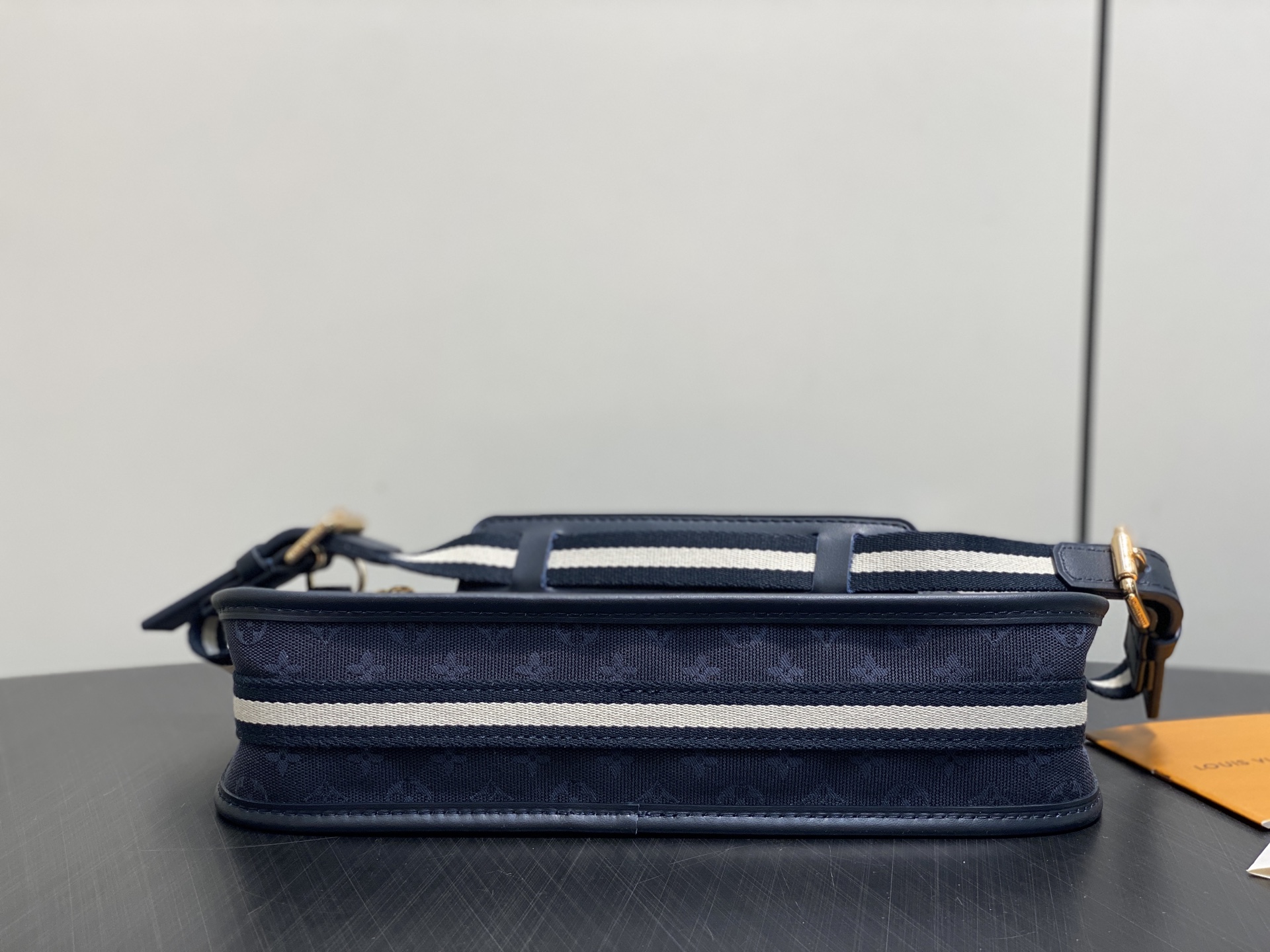【顶级原单】M92330深蓝色 丹宁牛仔开口笑腋下包 Lucille小号手提袋 Vintage Lv手袋丹宁牛仔搭配牛皮 【顶级原单】M92330深蓝色 丹宁牛仔开口笑腋下包 Lucille小号手提袋 Vintage Lv手袋丹宁牛仔搭配牛皮