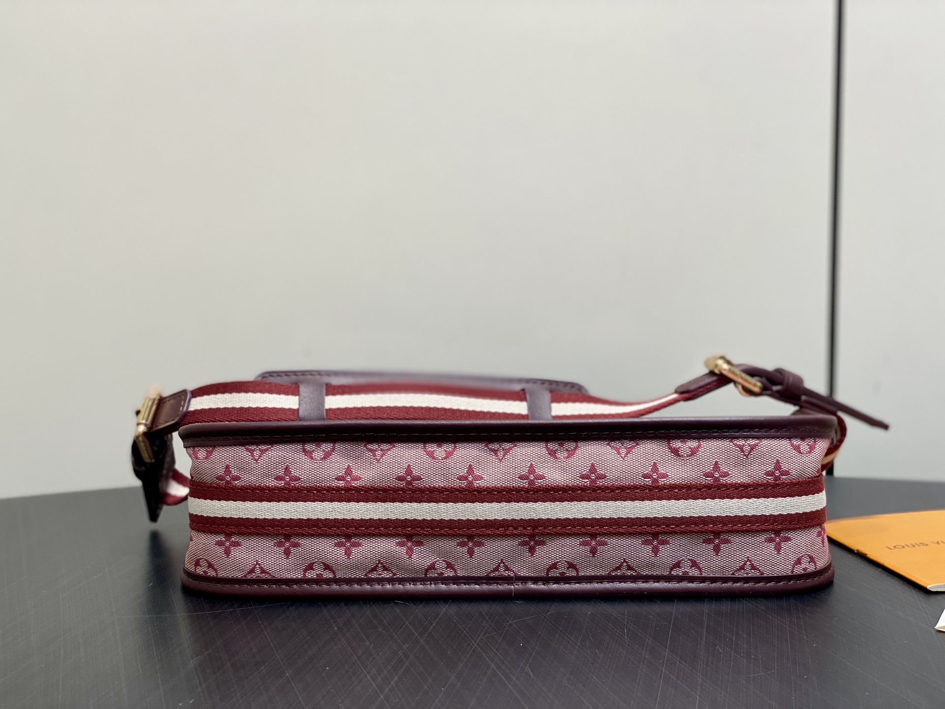 【顶级原单】M92331树莓粉 丹宁牛仔开口笑腋下包 Lucille小号手提袋 Vintage Lv手袋丹宁牛仔搭配牛皮 【顶级原单】M92331树莓粉 丹宁牛仔开口笑腋下包 Lucille小号手提袋 Vintage Lv手袋丹宁牛仔搭配牛皮