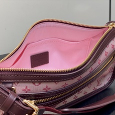 【顶级原单】M92331树莓粉 丹宁牛仔开口笑腋下包 Lucille小号手提袋 Vintage Lv手袋丹宁牛仔搭配牛皮 【顶级原单】M92331树莓粉 丹宁牛仔开口笑腋下包 Lucille小号手提袋 Vintage Lv手袋丹宁牛仔搭配牛皮
