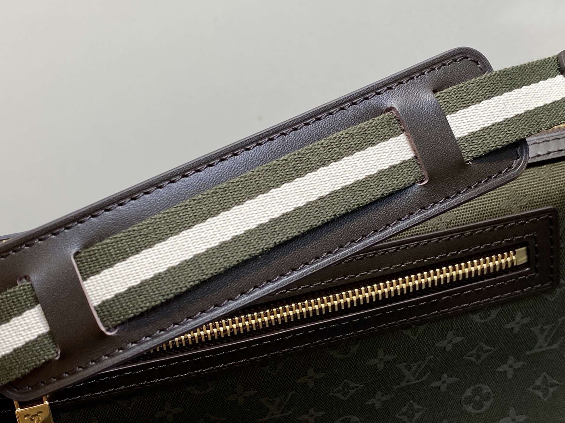 【顶级原单】M92332绿色 丹宁牛仔开口笑腋下包 Lucille小号手提袋 Vintage Lv手袋丹宁牛仔搭配牛皮饰 【顶级原单】M92332绿色 丹宁牛仔开口笑腋下包 Lucille小号手提袋 Vintage Lv手袋丹宁牛仔搭配牛皮饰