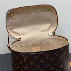 【顶级原单】M42265老花 中号化妆包 Nice 化妆包 以标志性的Nice化妆包为设计灵感来源,此款优雅的盥洗包是携 【顶级原单】M42265老花 中号化妆包 Nice 化妆包 以标志性的Nice化妆包为设计灵感来源,此款优雅的盥洗包是携