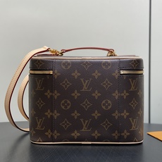 【顶级原单】M42265老花 中号化妆包 Nice 化妆包 以标志性的Nice化妆包为设计灵感来源,此款优雅的盥洗包是携 【顶级原单】M42265老花 中号化妆包 Nice 化妆包 以标志性的Nice化妆包为设计灵感来源,此款优雅的盥洗包是携