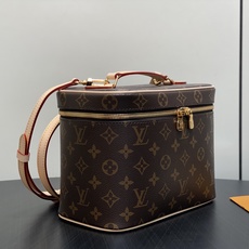 【顶级原单】M42265老花 中号化妆包 Nice 化妆包 以标志性的Nice化妆包为设计灵感来源,此款优雅的盥洗包是携 【顶级原单】M42265老花 中号化妆包 Nice 化妆包 以标志性的Nice化妆包为设计灵感来源,此款优雅的盥洗包是携