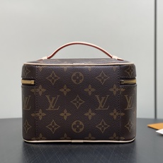 【顶级原单】M44495老花 小号化妆包 Nice 小号化妆包 以柔软的 Monogram 帆布造就精巧身形,搭配放平即 【顶级原单】M44495老花 小号化妆包 Nice 小号化妆包 以柔软的 Monogram 帆布造就精巧身形,搭配放平即