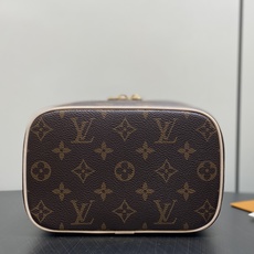 【顶级原单】M44495老花 小号化妆包 Nice 小号化妆包 以柔软的 Monogram 帆布造就精巧身形,搭配放平即 【顶级原单】M44495老花 小号化妆包 Nice 小号化妆包 以柔软的 Monogram 帆布造就精巧身形,搭配放平即