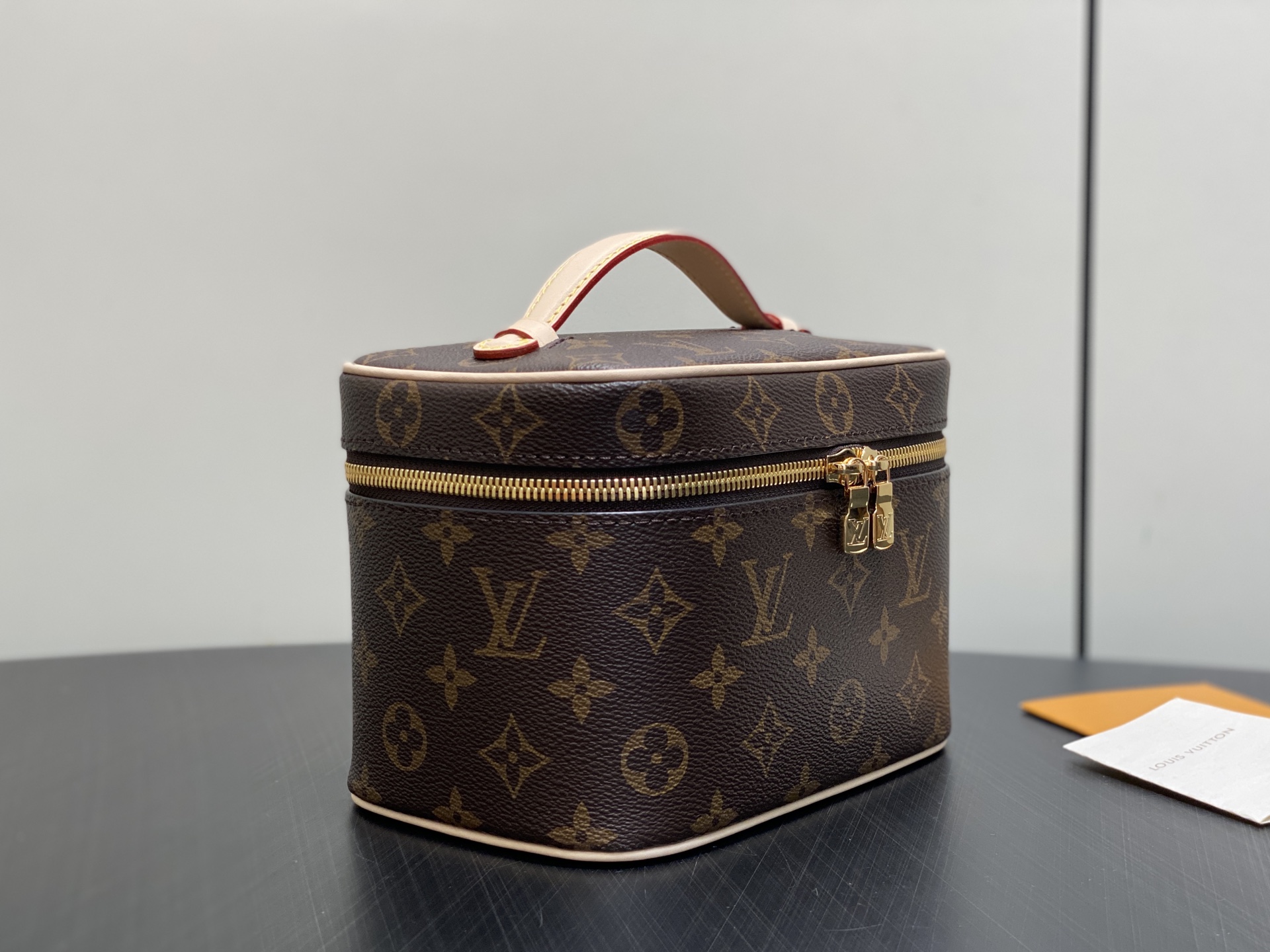 【顶级原单】M44495老花 小号化妆包 Nice 小号化妆包 以柔软的 Monogram 帆布造就精巧身形,搭配放平即 【顶级原单】M44495老花 小号化妆包 Nice 小号化妆包 以柔软的 Monogram 帆布造就精巧身形,搭配放平即
