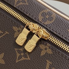 【顶级原单】M44495老花 小号化妆包 Nice 小号化妆包 以柔软的 Monogram 帆布造就精巧身形,搭配放平即 【顶级原单】M44495老花 小号化妆包 Nice 小号化妆包 以柔软的 Monogram 帆布造就精巧身形,搭配放平即
