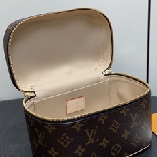 【顶级原单】M44495老花 小号化妆包 Nice 小号化妆包 以柔软的 Monogram 帆布造就精巧身形,搭配放平即 【顶级原单】M44495老花 小号化妆包 Nice 小号化妆包 以柔软的 Monogram 帆布造就精巧身形,搭配放平即