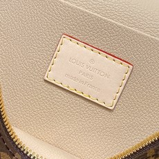 【顶级原单】M44495老花 小号化妆包 Nice 小号化妆包 以柔软的 Monogram 帆布造就精巧身形,搭配放平即 【顶级原单】M44495老花 小号化妆包 Nice 小号化妆包 以柔软的 Monogram 帆布造就精巧身形,搭配放平即