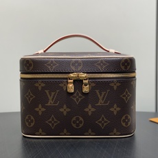 【顶级原单】M44495老花 小号化妆包 Nice 小号化妆包 以柔软的 Monogram 帆布造就精巧身形,搭配放平即 【顶级原单】M44495老花 小号化妆包 Nice 小号化妆包 以柔软的 Monogram 帆布造就精巧身形,搭配放平即