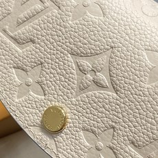 【顶级原单】M29797杏色 全皮压花零钱包 Rosalie 零钱包 本款为 Monogram Empreinte 皮革 【顶级原单】M29797杏色 全皮压花零钱包 Rosalie 零钱包 本款为 Monogram Empreinte 皮革